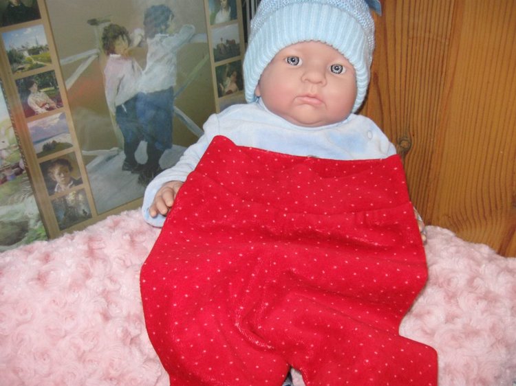 Маленькая Евочка любит наряжаться