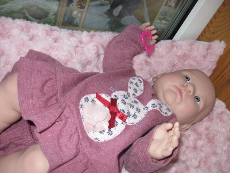 Маленькая Евочка любит наряжаться