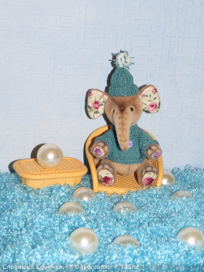 И теперь уже второй слоненок... и снова девочка