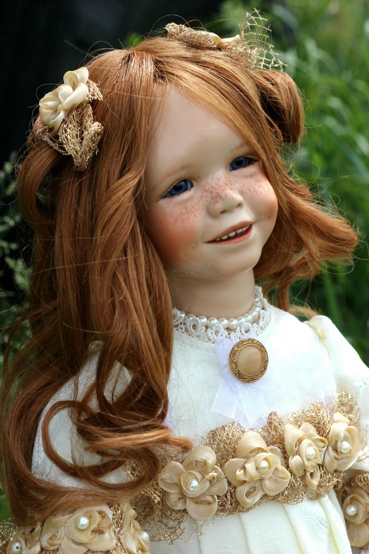 Улыбнется девочка, подмигнет слегка ... кудри ярко-рыжие ручкой теребя