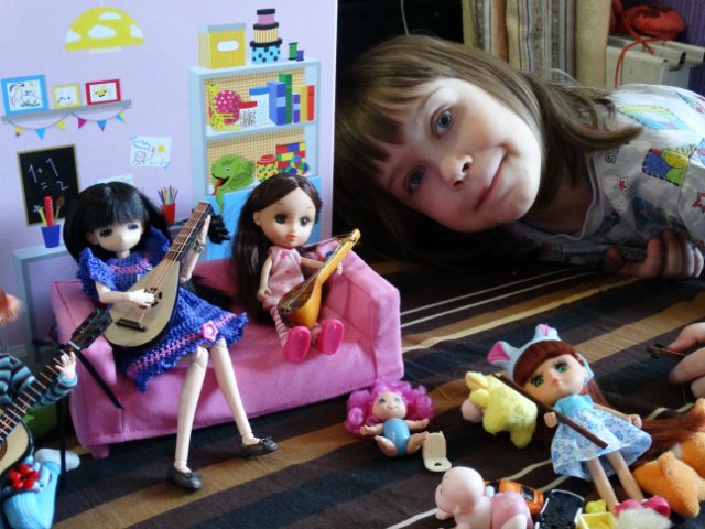 Хорошо, когда у мамы столько кукол и домик для них