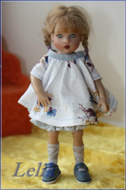 Наш диванчик, или одёжка из платков. Куколки от Helen Kish