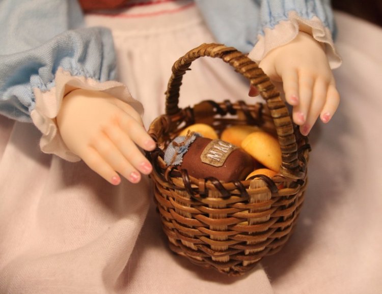 Шарнирная кукла Красная Шапочка: детали образа (фото 3)