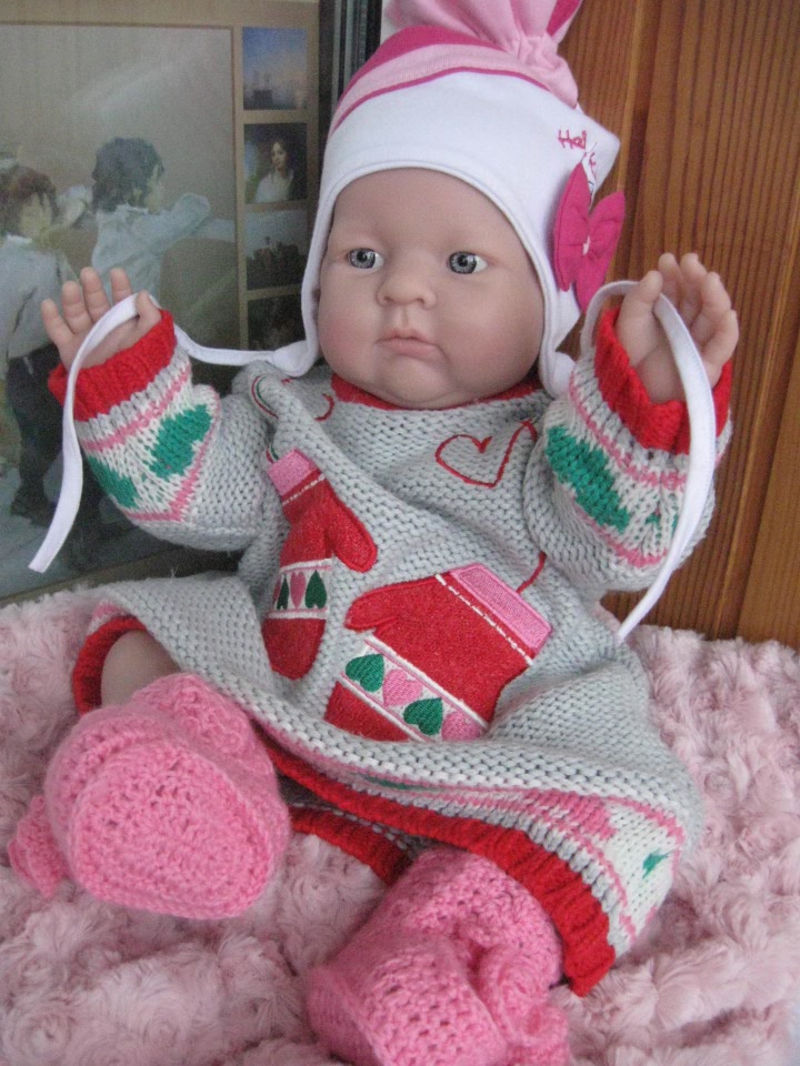 Маленькая Евочка любит наряжаться