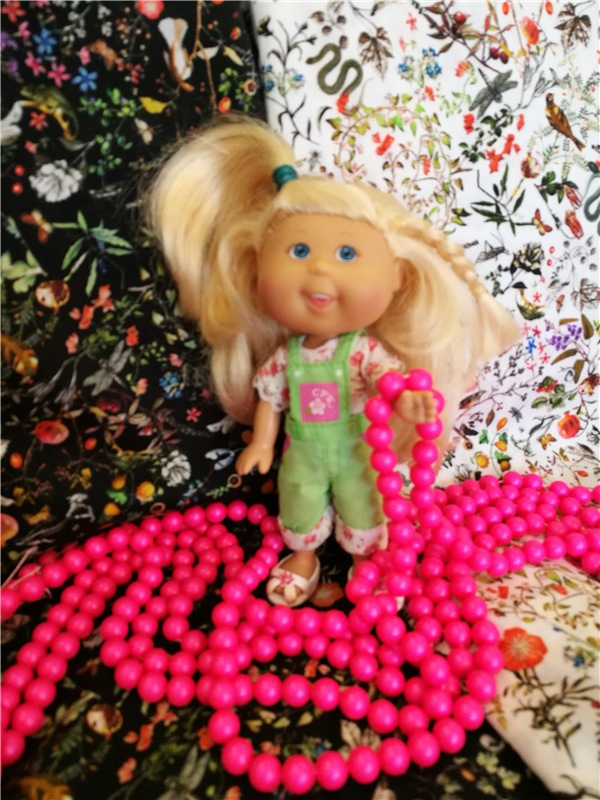 Надели шарики на нити. Красиво очень, посмотрите! Сваровски нашими глазами