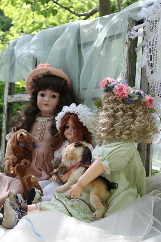 Сестрёнки Кестнер на прогулке (фото 3)