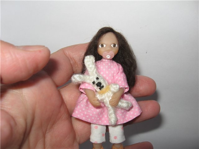 Малышка с зайчиком. Мини кукла