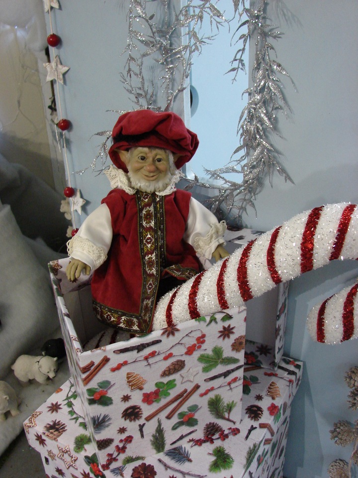 На подушках из павлиньих перьев засыпают маленькие эльфы