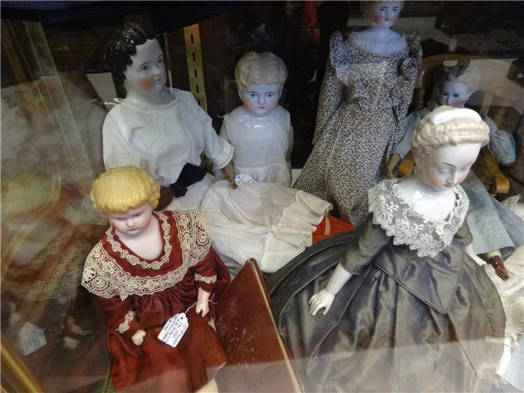 Я в своей жизни никогда не видела столько антикварных кукол. Фото (фото 2)