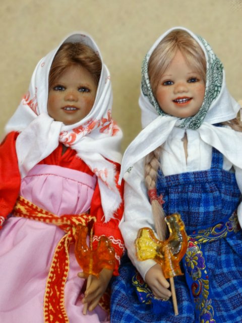 Любимые малышки-химочки в уральских костюмах