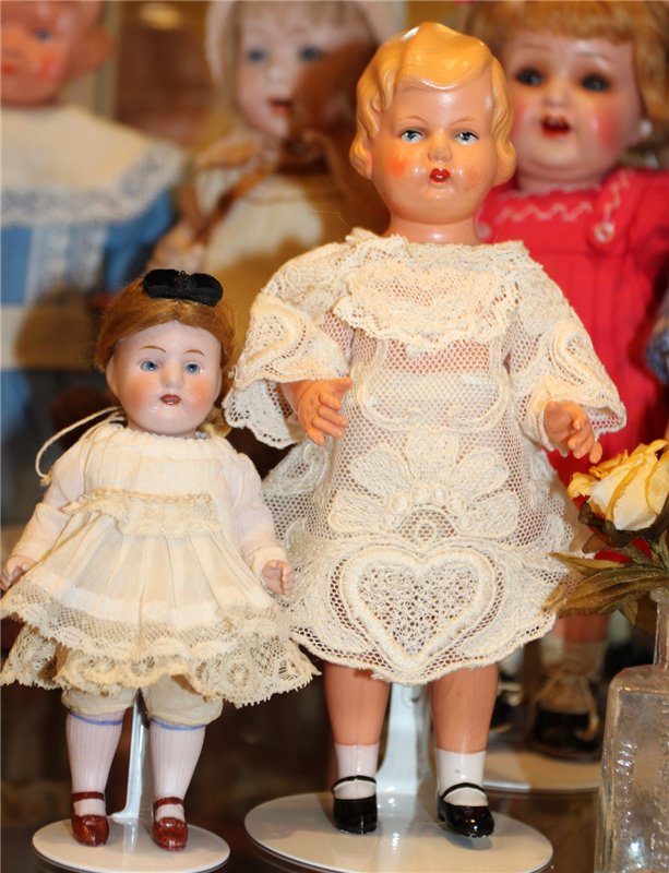 Подарки куклятам. Антикварное платье и парик