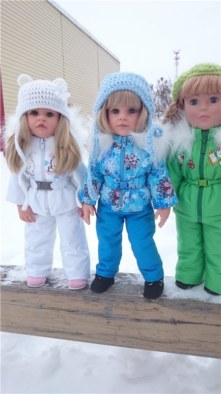 Мы в костюмчиках стоим,скоро Вас мы навестим!Открывайте ворота,выбегает детвора