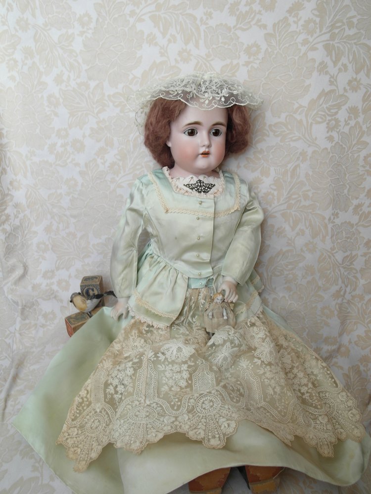 Ремонт "с фантазией" антикварной куклы