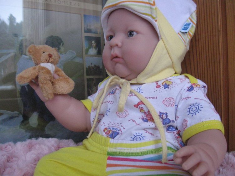 Маленькая Евочка любит наряжаться