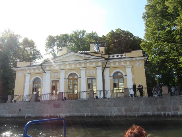 Приглашаем на водную экскурсию по Петербургу