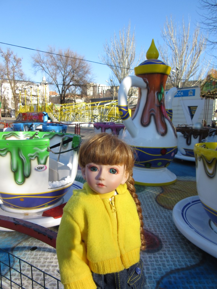 Утренняя прогулка в парке Горького с Соломоном и Анхен, или О сложностях гуляния с собакой и куклой одновременно