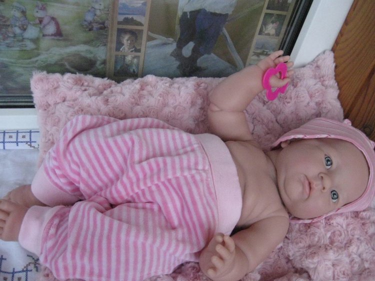 Маленькая Евочка любит наряжаться (фото 4)