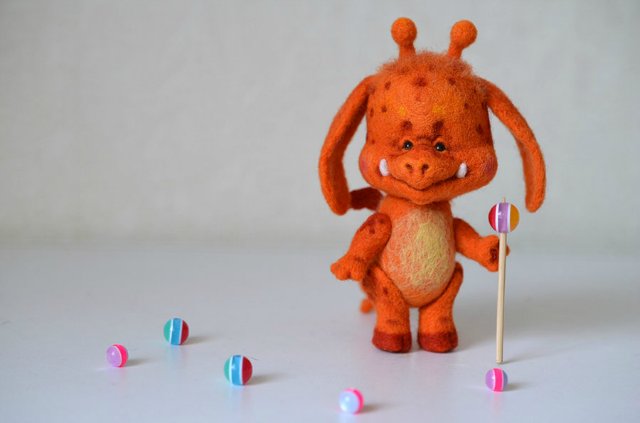 Мандариновая монстряшка. Игрушка валянием из шерсти своими руками (фото 8)