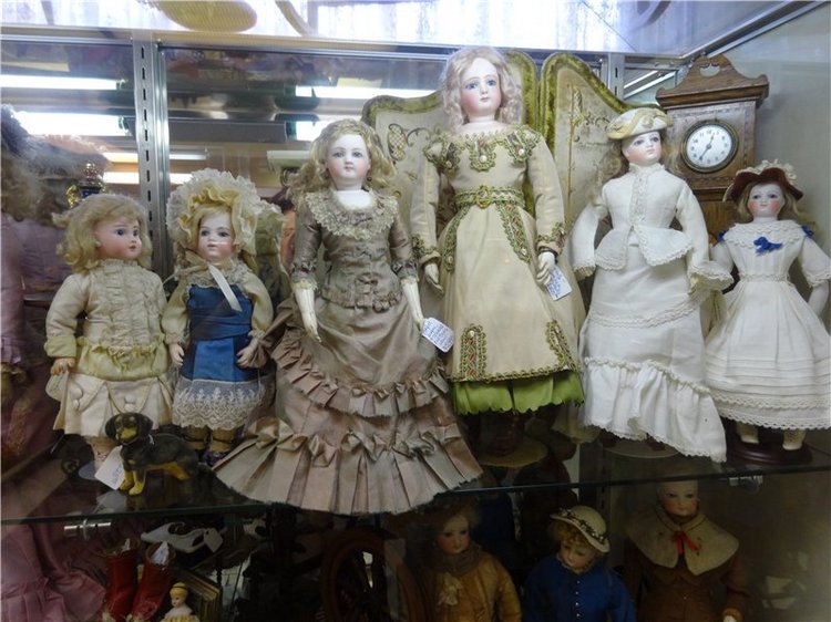 Я в своей жизни никогда не видела столько антикварных кукол. Фото