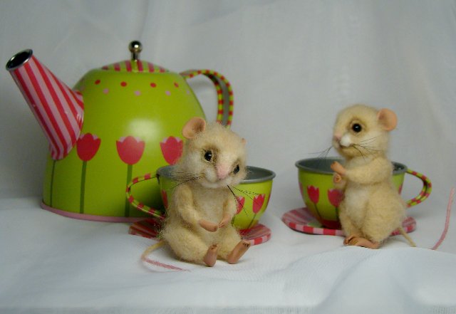 Безумное чаепитие или "так вот кто это шуршал!". Авторские игрушки валянием Ольги Чернухо