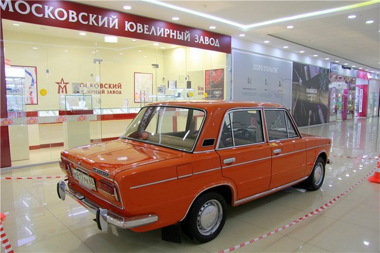 Выставка ретро-автомобилей и выставка уникальных песчаных скульптур в Твери
