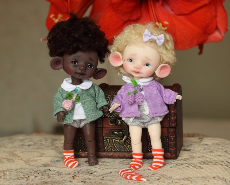 Маленькие мышки и большие прекрасные цветы