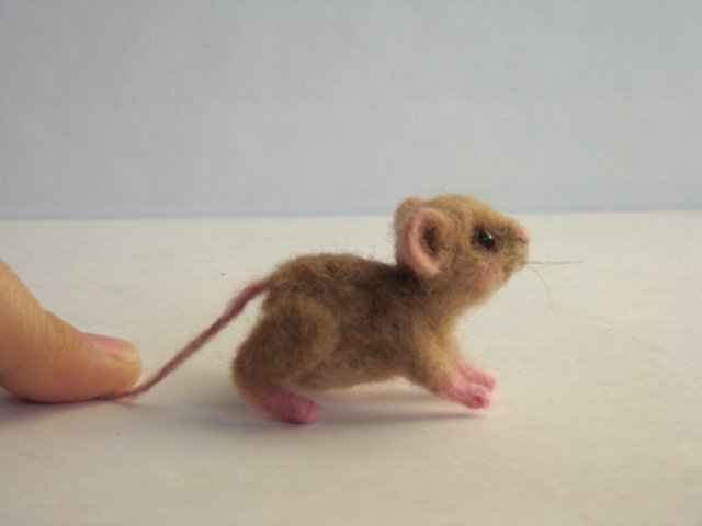 Шустрый гость. Авторская игрушка валянием из шерсти Ольги Чернухо (фото 8)