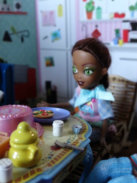 Хорошо, когда у мамы столько кукол и домик для них