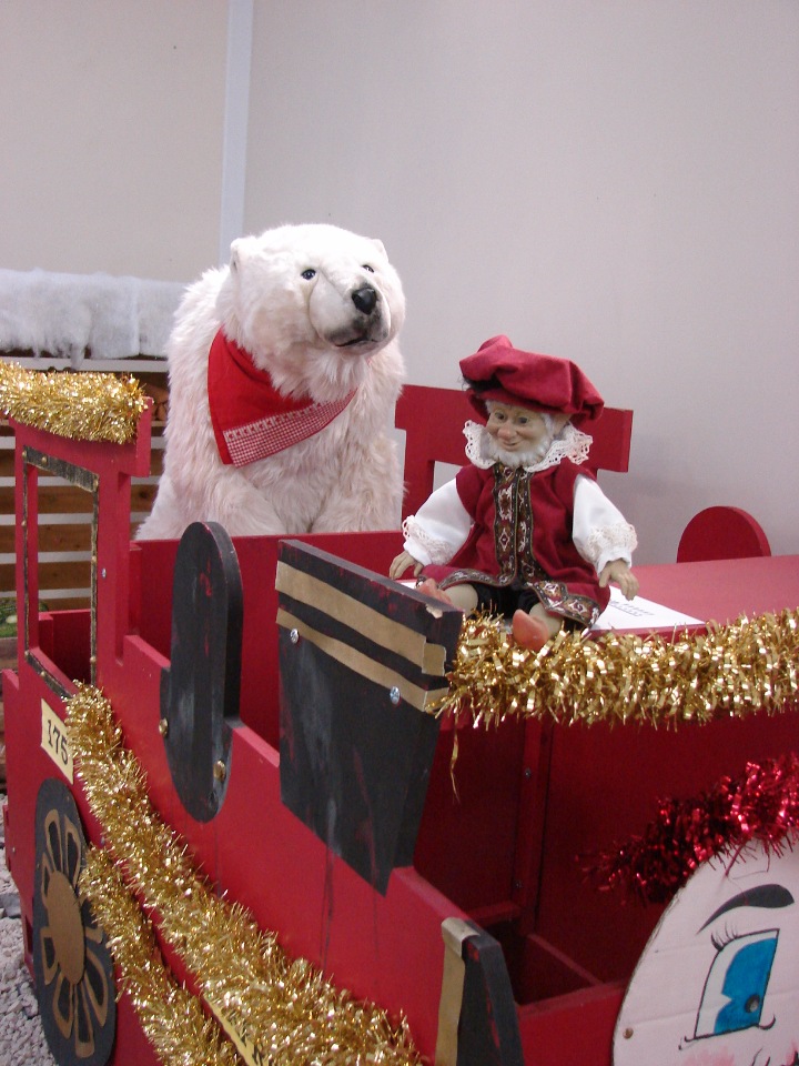 На подушках из павлиньих перьев засыпают маленькие эльфы