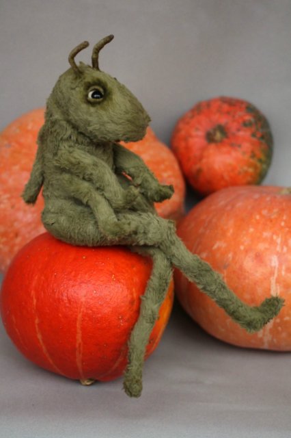 Кузнечик ВиктОр. Авторская игрушка Татьяны Матляк (фото 8)