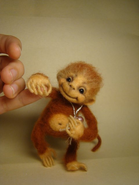 Предновогодняя мартышка. Авторская игрушка валянием из шерсти Ольги Чернухо