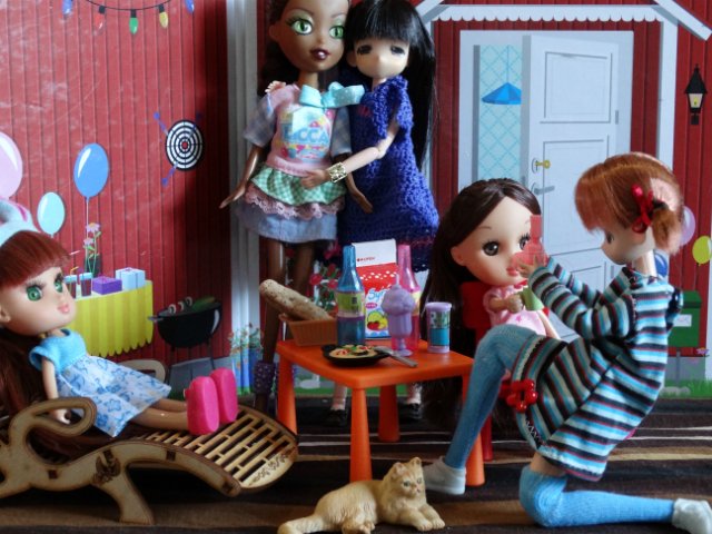 Хорошо, когда у мамы столько кукол и домик для них