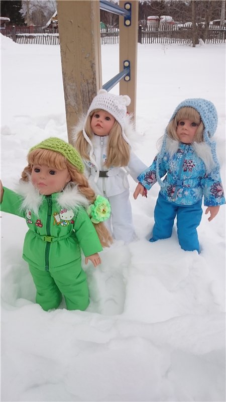 Мы в костюмчиках стоим,скоро Вас мы навестим!Открывайте ворота,выбегает детвора