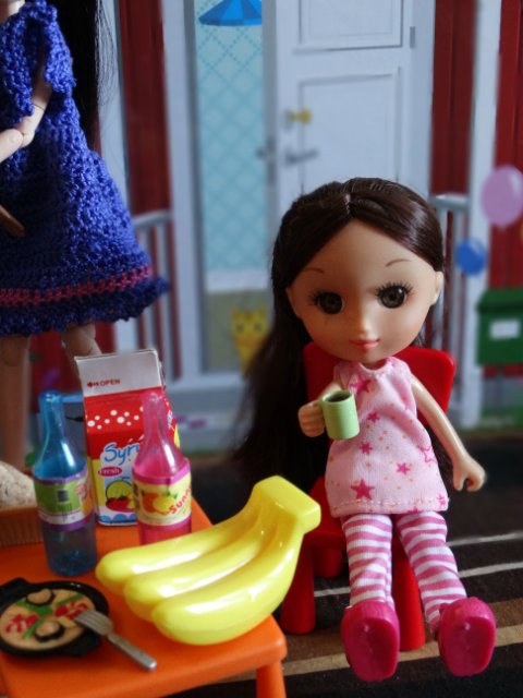 Хорошо, когда у мамы столько кукол и домик для них