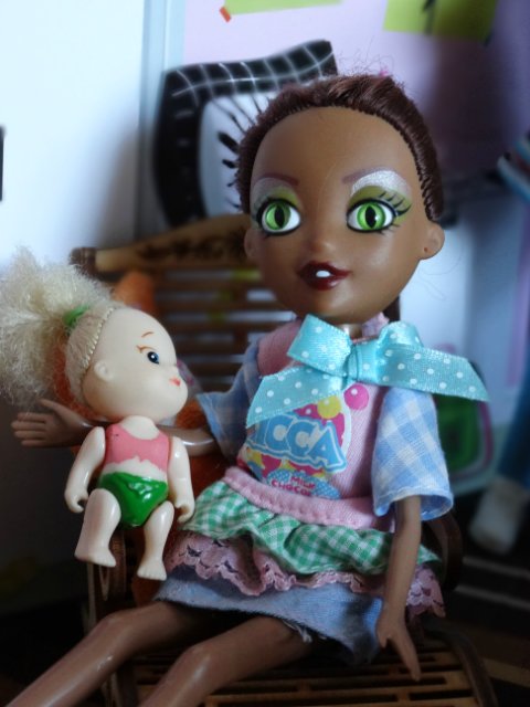 Хорошо, когда у мамы столько кукол и домик для них