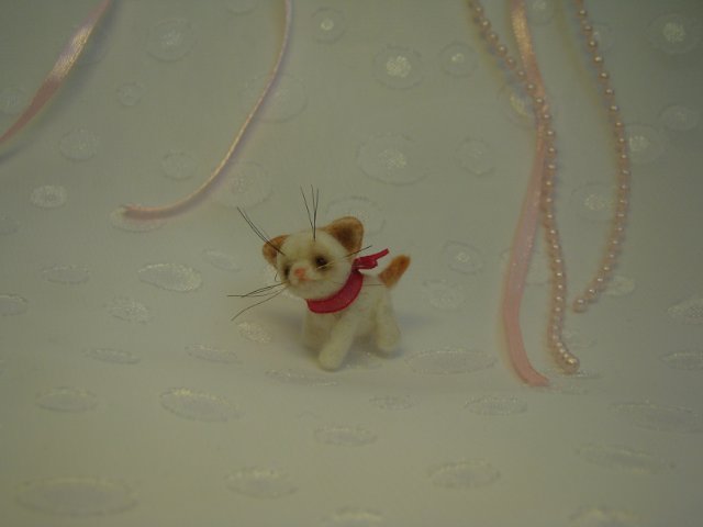 Очень маленький Котейка. Авторская игрушка валянием из шерсти Ольги Чернухо (фото 4)