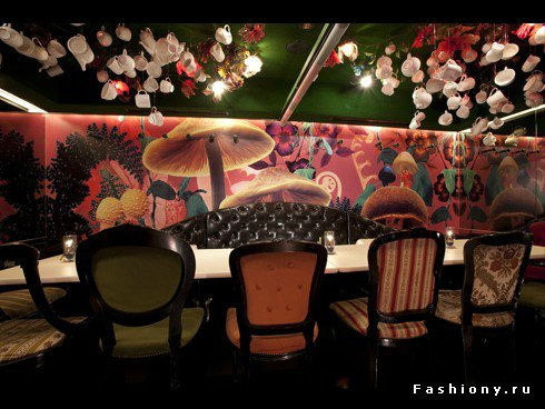 Глубока ли кроличья нора или Хэллоуин в Зазеркалье