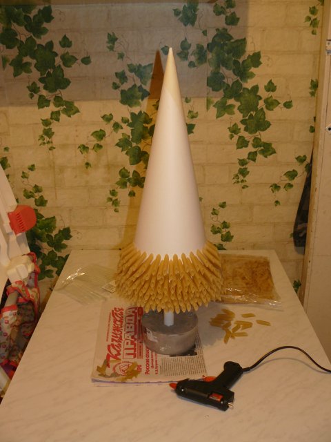 Мини-мастер-класс: делаем нарядную ёлку из... макарон (фото 5)