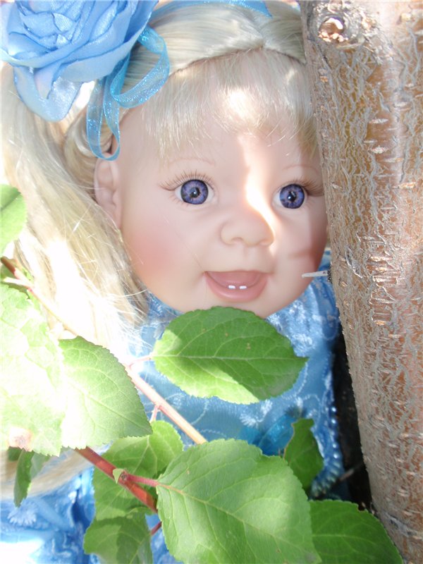 Растет в поле ягодка-малинка, а у нас живет Полинка))) Переодеваемся снова)))