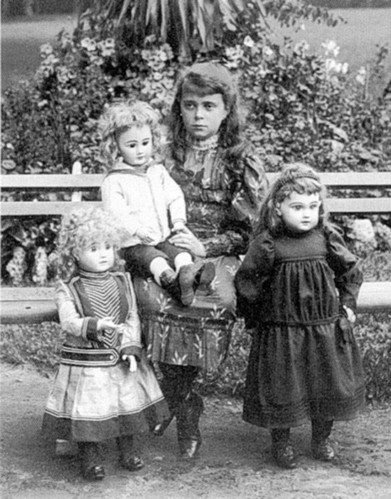 Я верю, что счастье сильнее смерти... Немного о куклах Генриха Хандверка