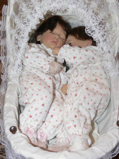 Чудо малыши в детской колясочке.. Artista Charisma Doll