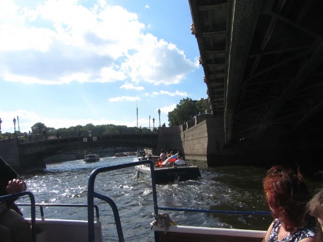 Приглашаем на водную экскурсию по Петербургу