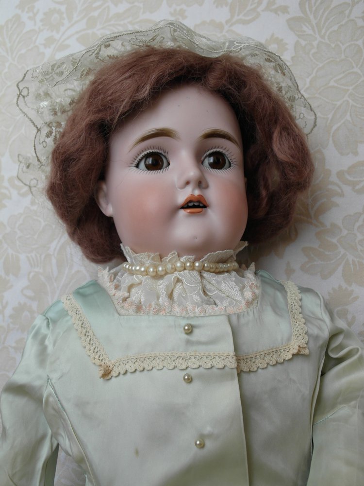 Ремонт "с фантазией" антикварной куклы