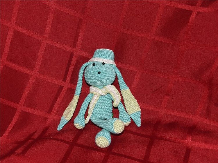 Авторские вязаные зайцы - амигуруми. Игрушки вязанные спицами