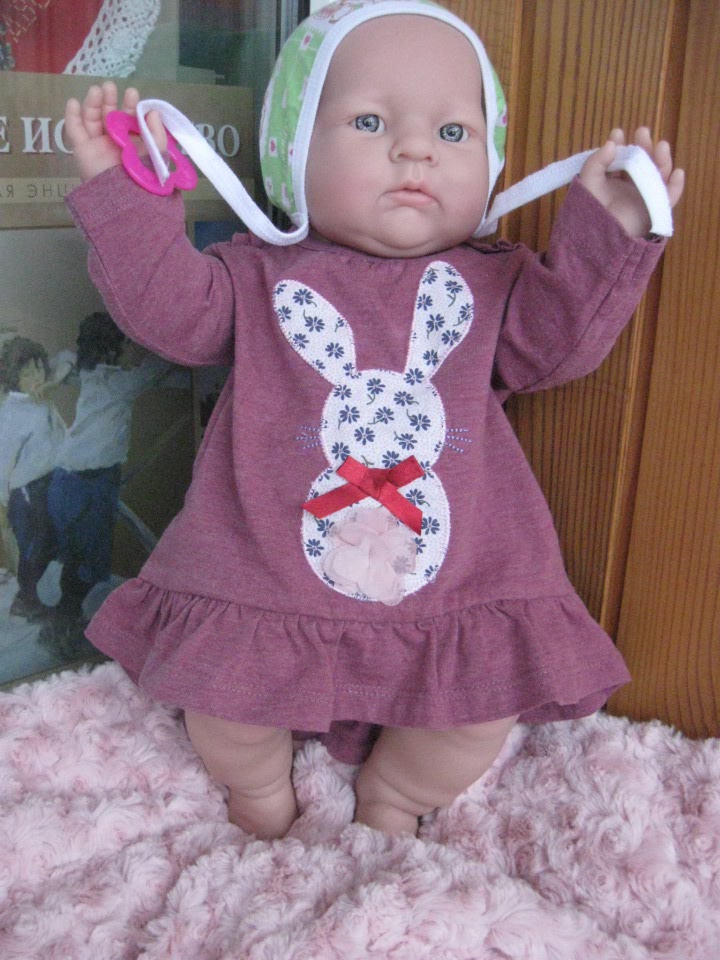 Маленькая Евочка любит наряжаться