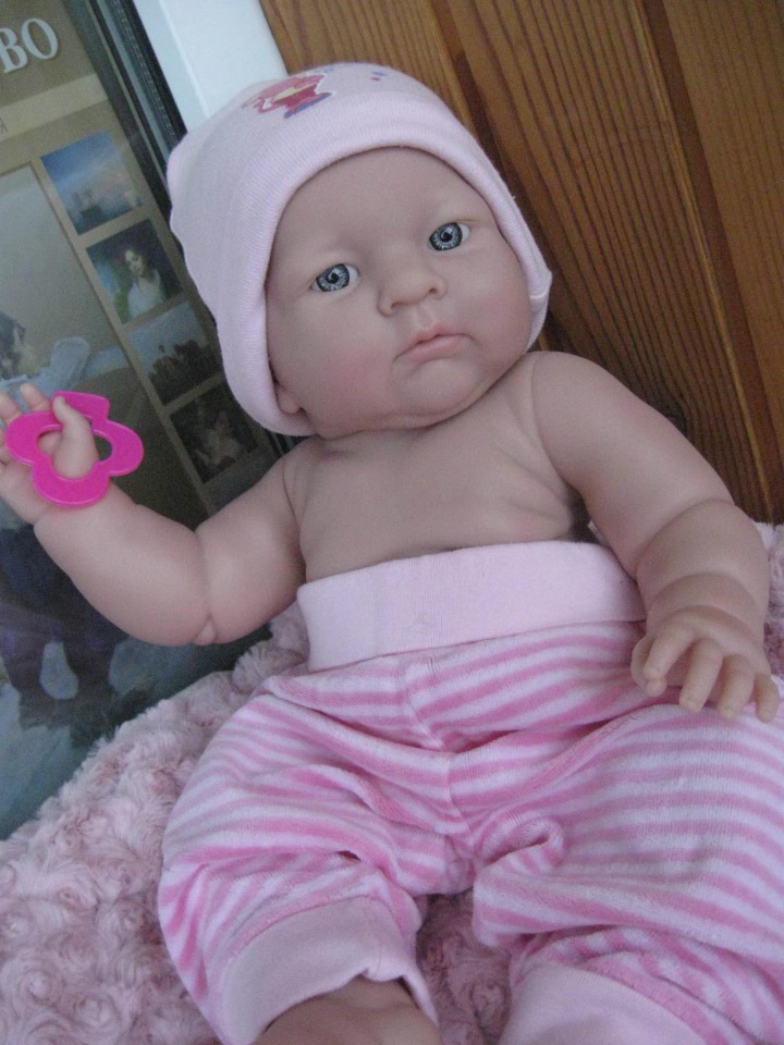 Маленькая Евочка любит наряжаться