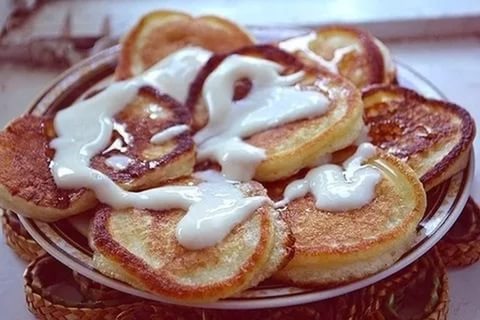 Вкусные у бабушки блинчики-оладушки. С маслом и с вареньем, со сметаной съем я (фото 7)