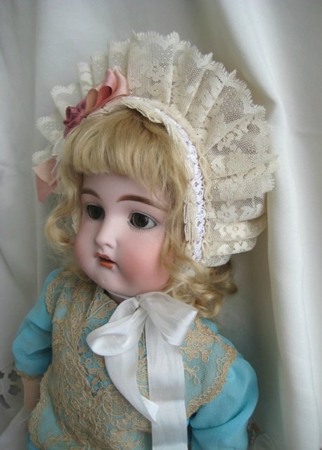 Небольшой мастер-класс по шитью классического боннета с оборкой для куклы (фото 5)
