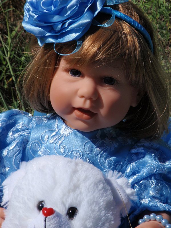 Чудеса с переодеванием продолжаются, моя Люсенька в голубом