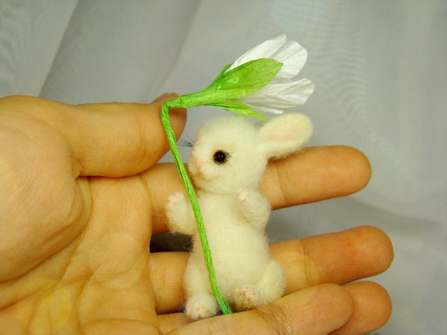 Зайка Подснежник. Авторская игрушка валянием Ольги Чернухо (фото 3)